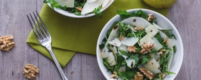 Салат из рукколы, груши, пармезана и грецких орехов рецепт