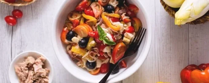 Салат с тунцом, моцареллой и перцем рецепт